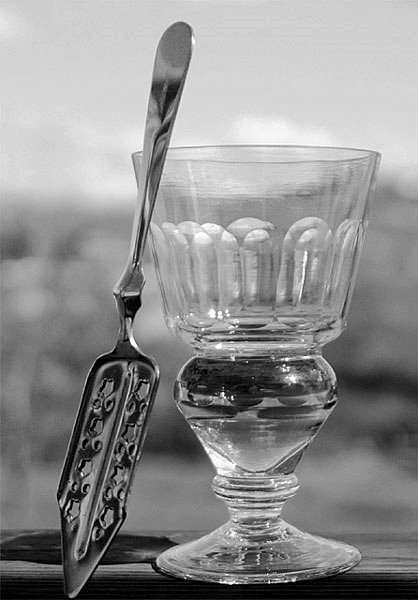 Reservoirglas mit natrlich gefrbtem Absinth und Absinthlffel