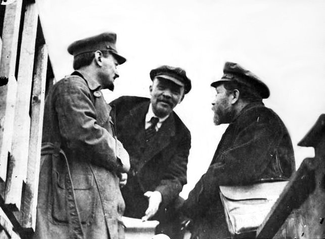 Trotzki (links) im Gesprch mit Lenin und Kamenew, aufgenommen von Leo Leonidow am 5. Mai 1920 auf dem Swerdlow-Platz in Moskau