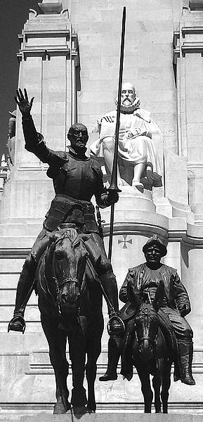 Don Quijote und Sancho Panza. Bronzefiguren am Denkmal für Cervantes (Hintergrund) in Madrid.